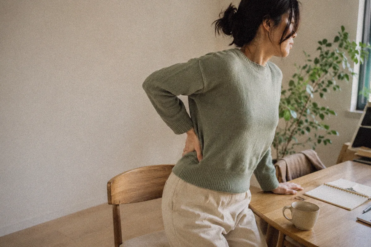 腰痛に悩む女性